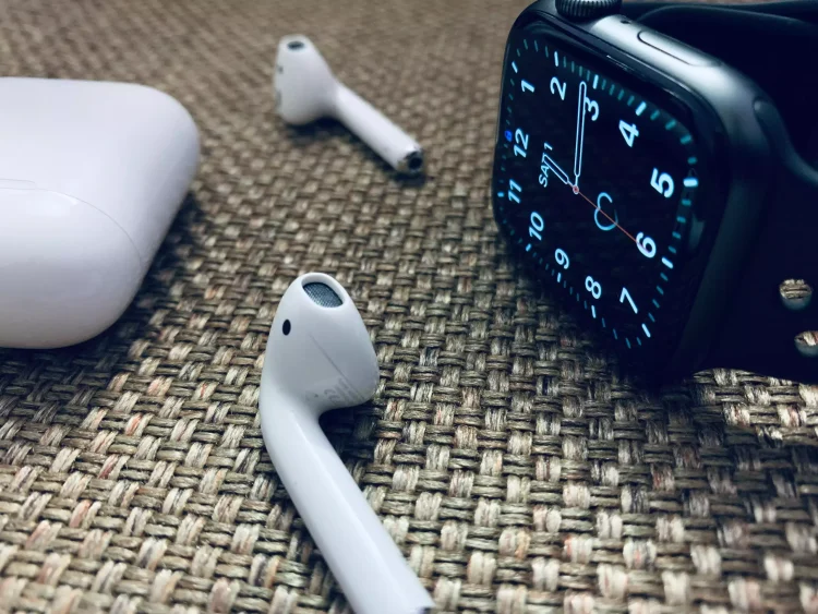 Apple Dominated Q4 Wearables Shipments on AirPods, Watch